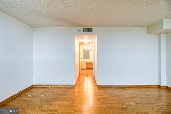 Building Photo - 1101 S Arlington Ridge Rd