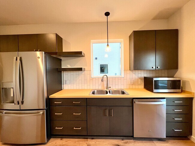 Foto del edificio - New, Pet Friendly, 2 bed 2 bath Townhouses!