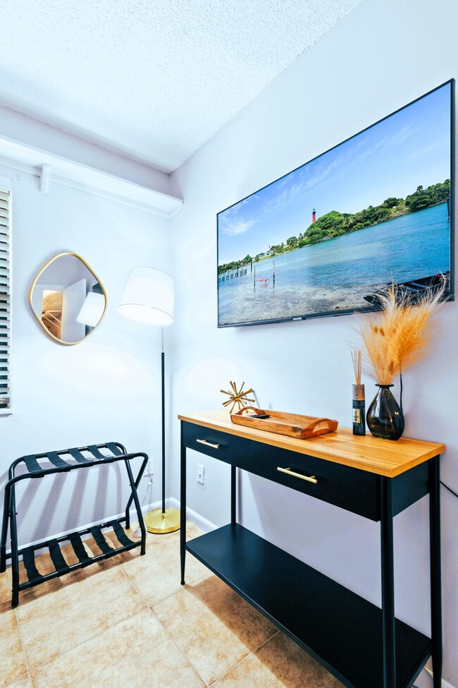 Building Photo - 9130 E Highland Pines Blvd