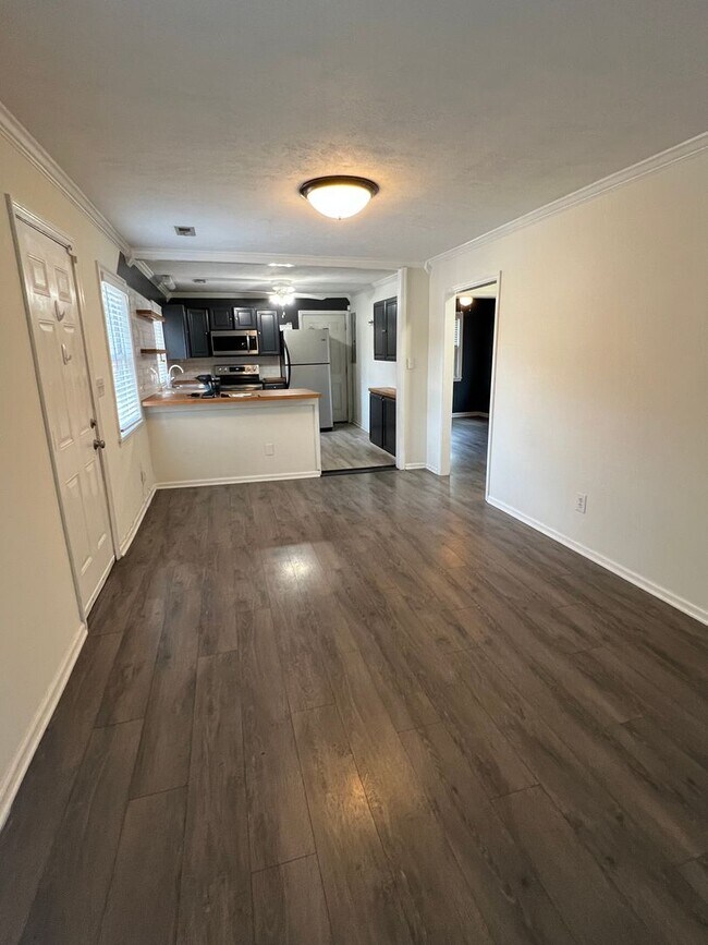 Building Photo - Cute and Cozy 2 bd/1 bath Home in Madison!