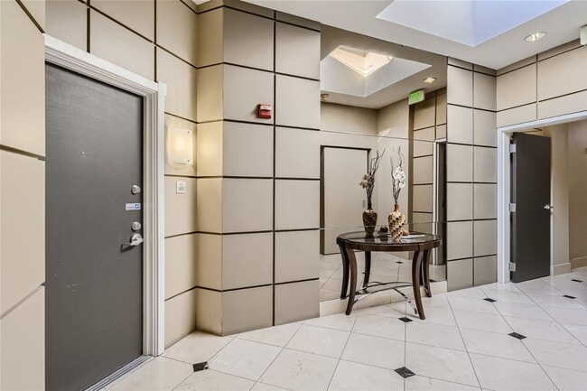 Building Photo - Penthouse with Panoramic Views in Downtown...