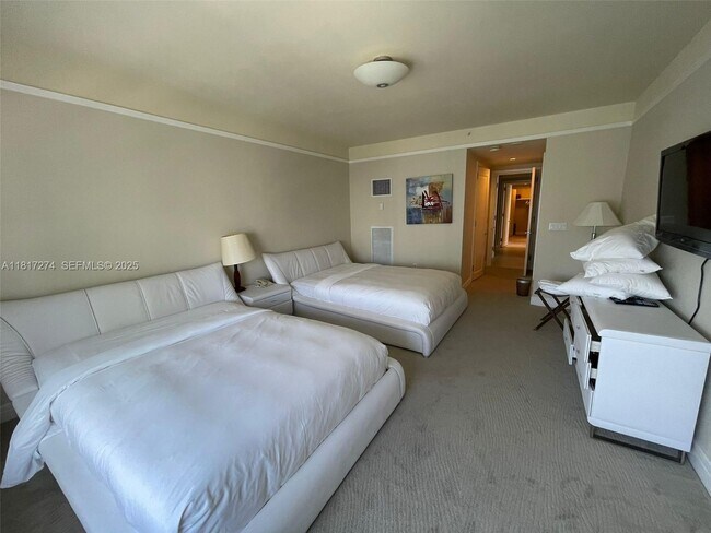 Building Photo - 1435 Brickell Ave