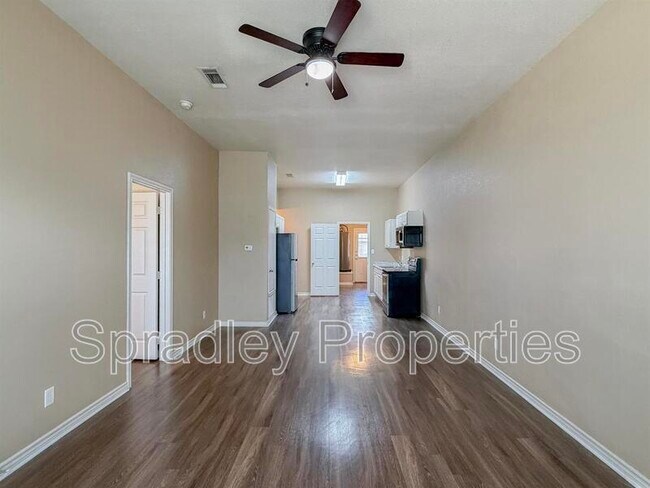 Foto del edificio - 613B Moody Ln
