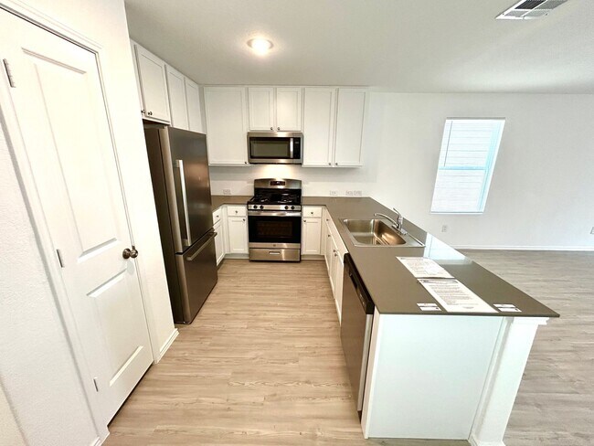 Building Photo - ** Application Received** AVAILABLE NOW! N...