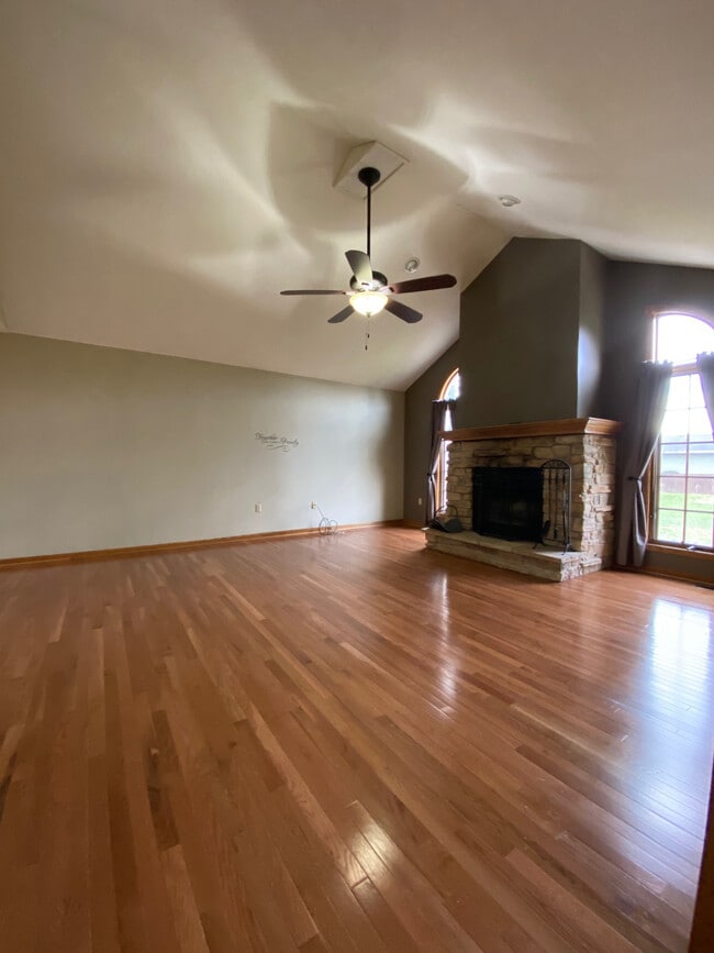 Building Photo - 558 Beachview Dr