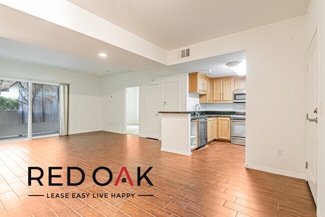 Foto del edificio - Gorgeous, Sun-Drenched Two Bedroom Walk Up...