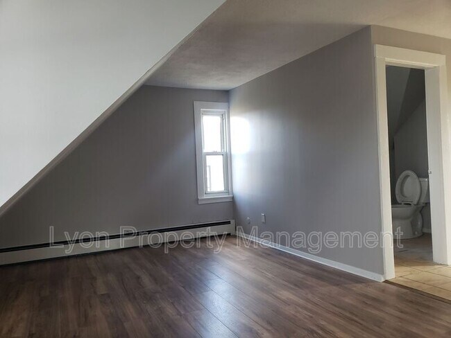 Building Photo - 5 Vose St