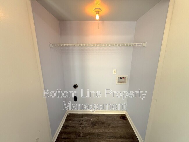 Foto del edificio - 4633 Old Lantern Way