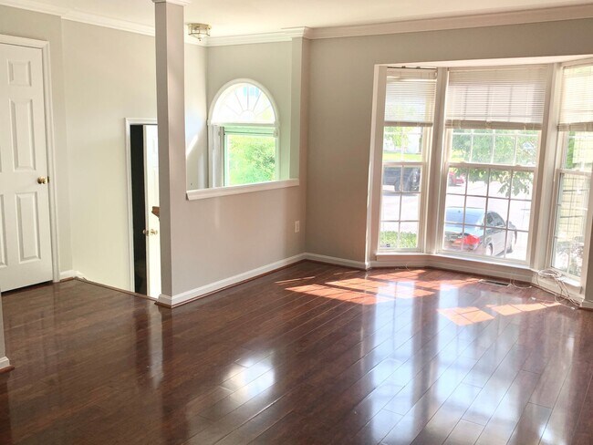 Building Photo - Gorgeous 3bd 2.5bth updated townhouse in O...