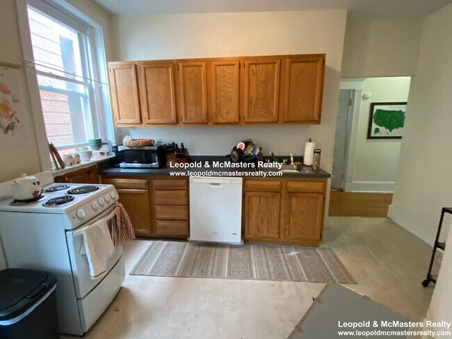 Building Photo - 1595 Beacon St