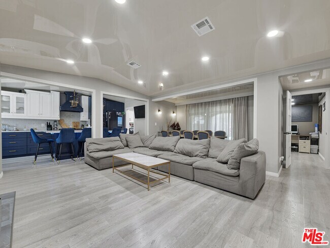 Foto del edificio - 6842 Ranchito Ave