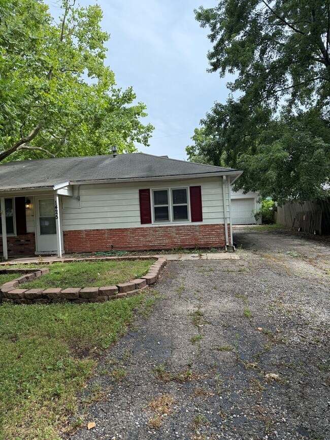 Foto del edificio - 3BR/1BA with overside detached garage read...