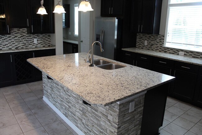 Foto del edificio - Absolutely Gorgeous 5 BR Estate Home in Br...
