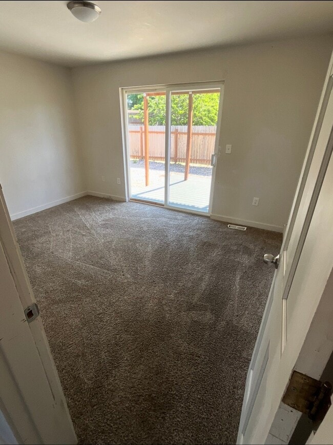 Foto del edificio - 6011 E F St