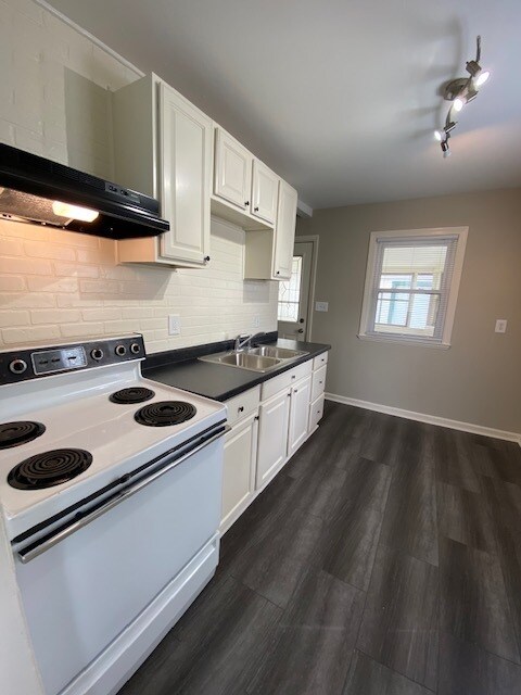 Building Photo - Cozy 2 Bedroom House with Garage