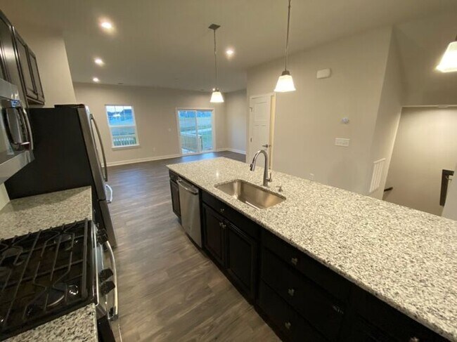 Building Photo - LIKE-NEW 3bed 3.5bath Townhome Near Costco...