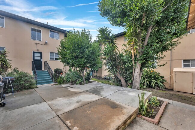 Rear Courtyard - 4080 /4086 Abourne Rd / 4121 Santo Tomas
