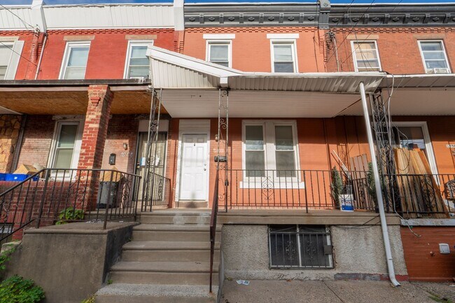 Building Photo - Newly Rehabbed 4 bedroom 2 full bathrooms ...