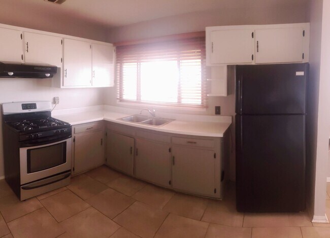 Building Photo - Super cute Northeast Heights home on a lar...