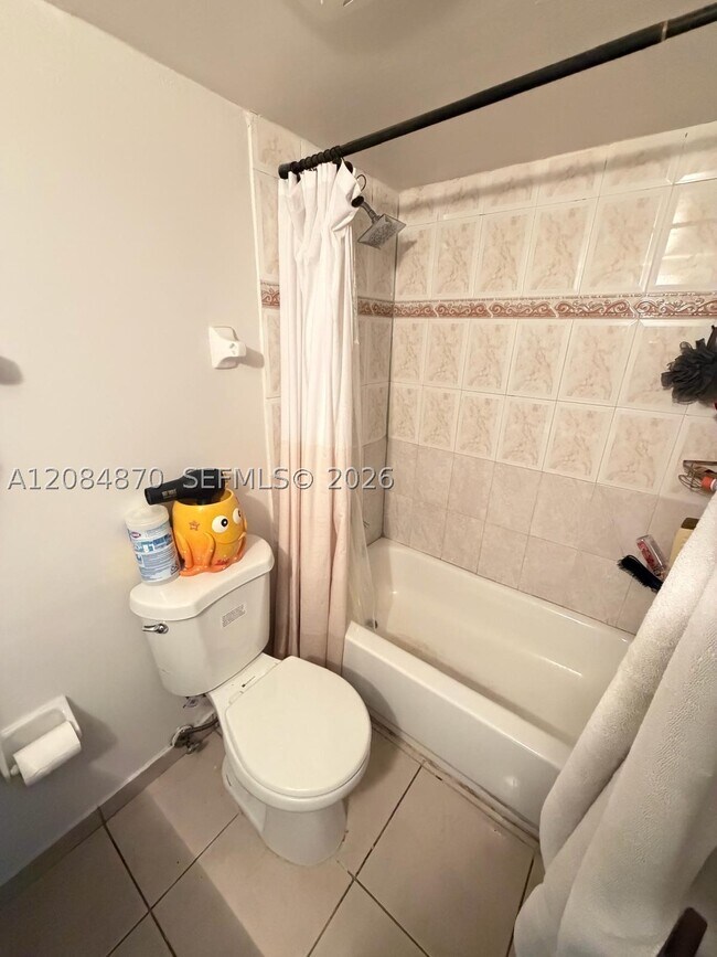 Foto del edificio - 606 W 81st St