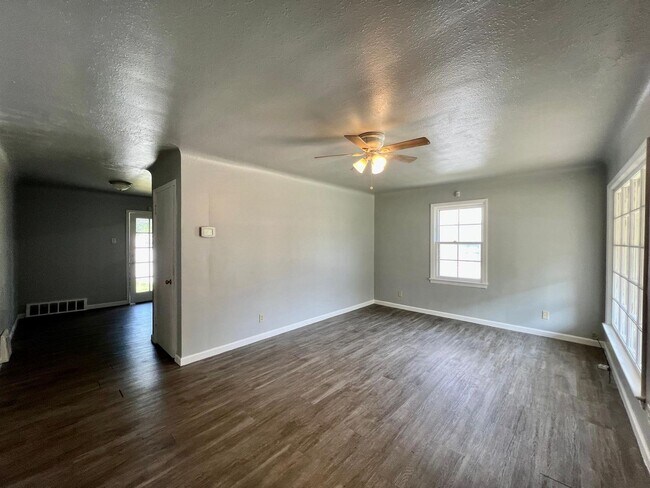 Building Photo - Move in ready!