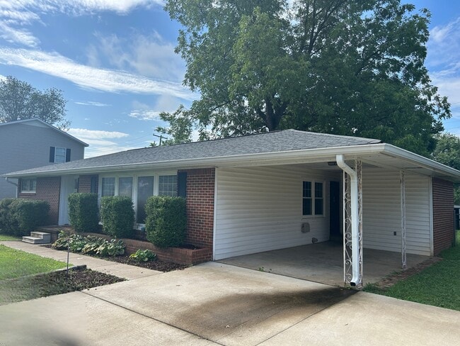 Building Photo - 910 Tyler Ave