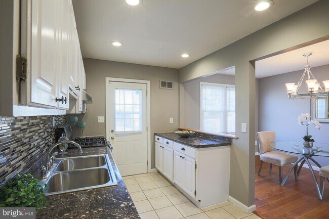 Building Photo - 2122 Sunnythorn Rd