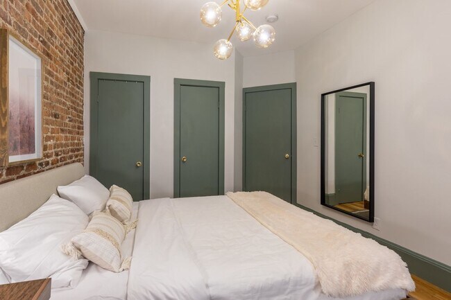 Building Photo - ROOM ONLY in 4-bed/1.0-bath Home