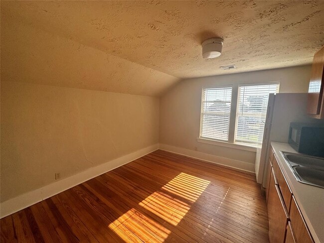 Building Photo - 731 Deans Row Ave