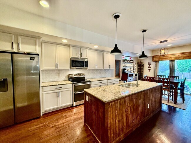 Foto del edificio - Spacious & Stylish 5-Bedroom Home in Wolf ...