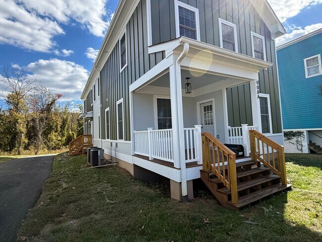 Building Photo - 908 Nasau Street