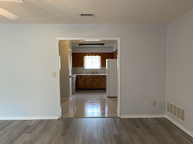 Building Photo - LAKESIDE ESTATES - NEW FLOORING - FRESH PA...