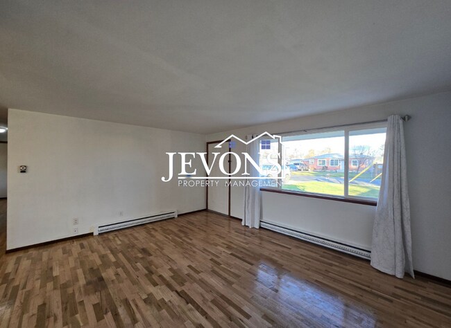 Foto del edificio - $250 Off First Month's Rent! Easy access to Nob Hill Blvd, 16th Ave, and Summitview Ave for commu...