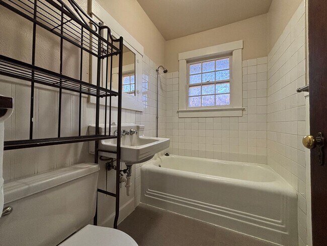 Foto del edificio - Available Now!  Single family home just mi...
