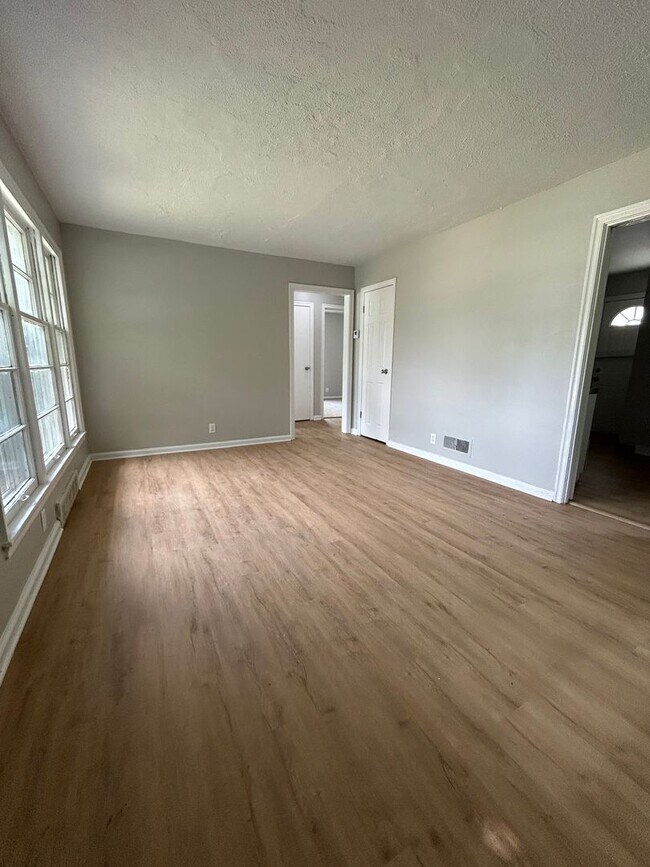 Foto del edificio - Updated 3 bed, 1 bath home in Forest Manor...