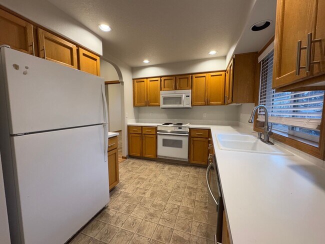 Building Photo - 20743 SW Santa Fe Terrace