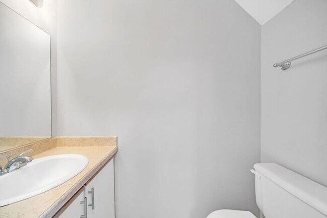 Foto del edificio - 2 bedroom unit. Pets OK! Lots of upgrades! Full size washer and dryer in unit!!