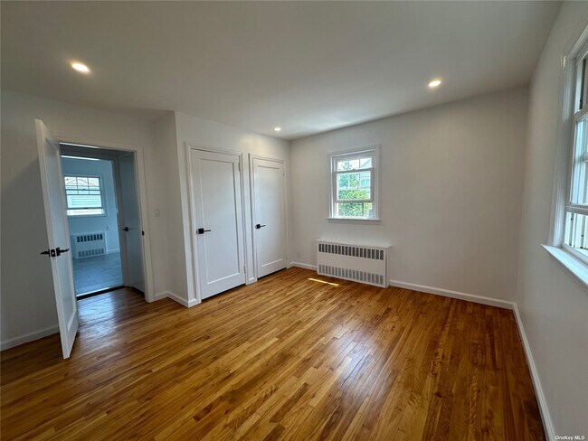 Building Photo - 558 E Park Ave