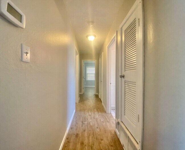 Foto del edificio - NOW AVAILABLE - Great 3 bedroom 2 bath nea...