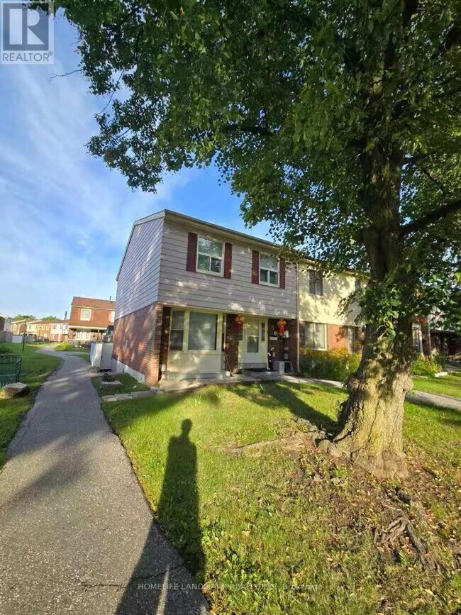 Photo du bâtiment - 1500 Sandhurst Cir