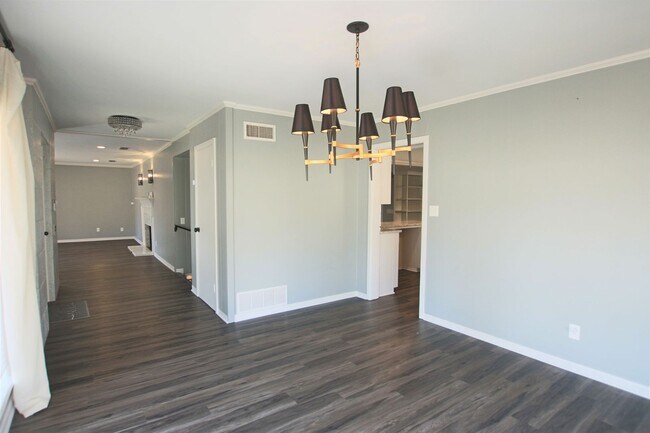 Building Photo - Stunning 3 Bed 3 Bath Home in Southeast Ty...