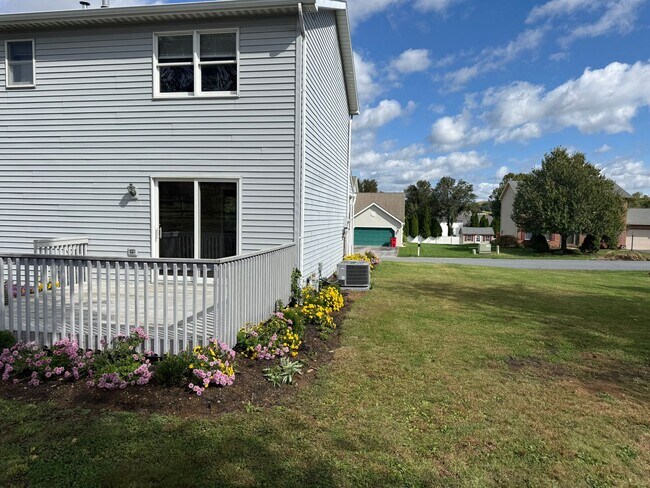 Foto del edificio - 1560 Buttercup Dr