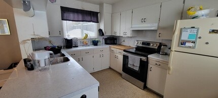 Building Photo - 2047 McBride Crescent