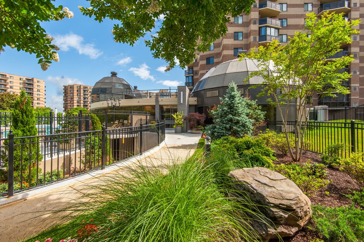 Foto del edificio - 8370 Greensboro Dr