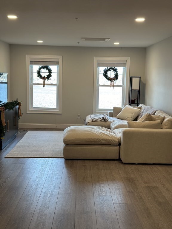 Foto del edificio - 949 State Rd