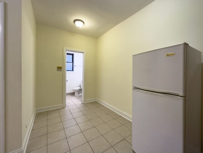 Building Photo - 4856 N Damen Ave