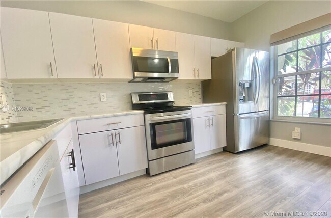Building Photo - 340 SW 121st Ter