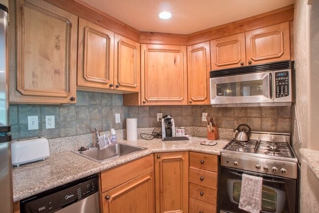 Building Photo - Villa 2015 1 Bed 1 Bath Full Kitchen