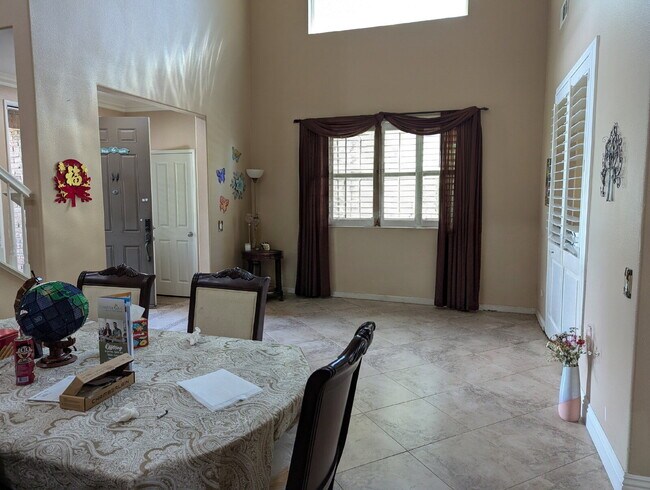 Foto del edificio - Spacious north Pomona property