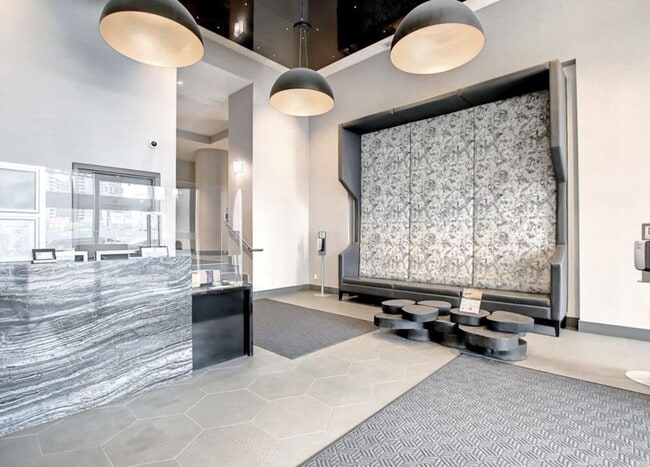 Building Photo - Beautiful Executive 1 Bedroom/1 Bathroom C...